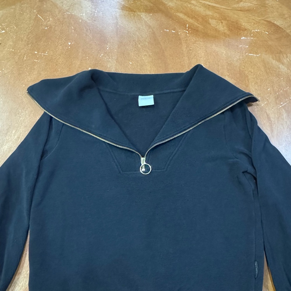 Barley Black Zippered Sweater with Ring Pull